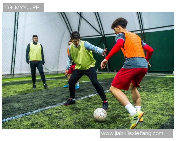 国外足球明星热身训练展现控球技巧与团队配合的精彩瞬间 国外足球明星热身训练展现控球技巧与团队配合的精彩瞬间