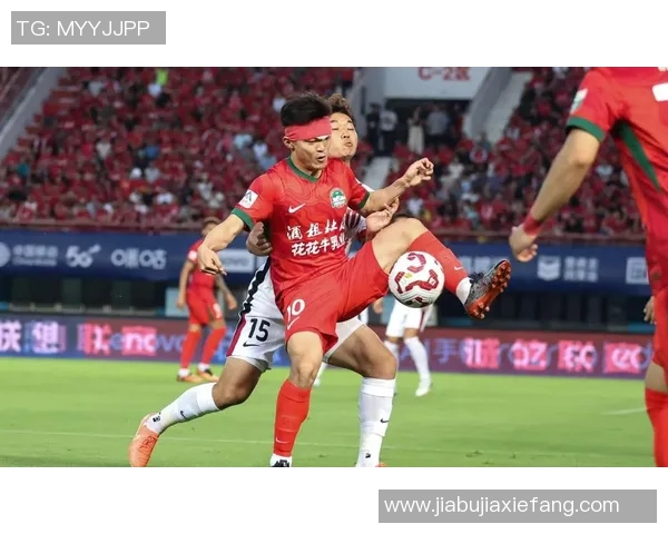 足球明星亲自剪短裤展现个性风格引发球迷热议